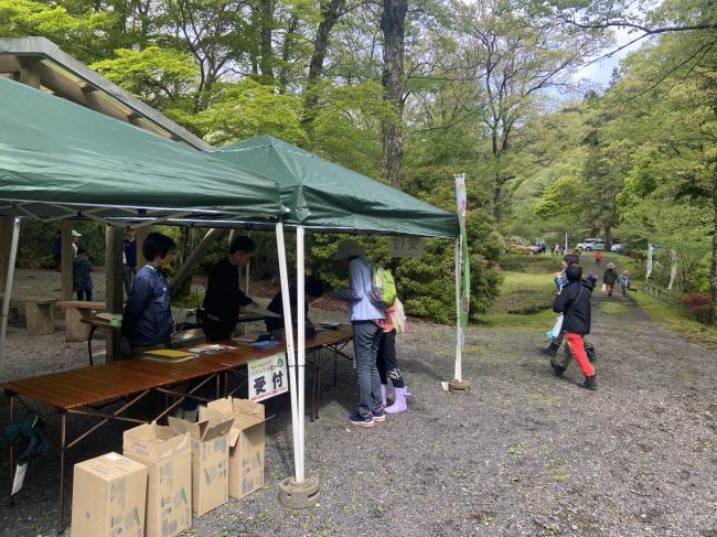 参加者の皆さまが続々と集まり受付が始まります