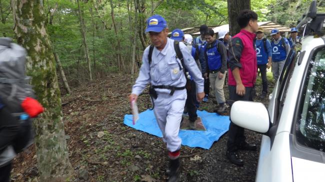 参加者も同様に外来種の種を湿原に持ち込まない様に、マットを踏んで立入ります