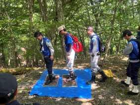 坊ガツル湿原の移動途中で外来種を持ち込まないために、種子除去マットで靴裏の泥を落とします