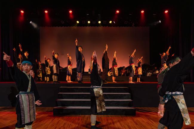 徳之島の闘牛と伝統の手踊りである「手舞い」をイメージした創作ダンス。