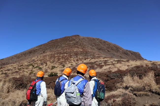 今から登る山頂を眺める皆さま