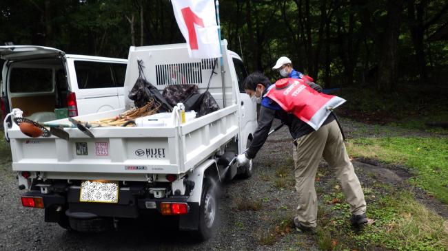 外来種の種を持ち込まないよう、車のタイヤ洗浄も念入りに行います