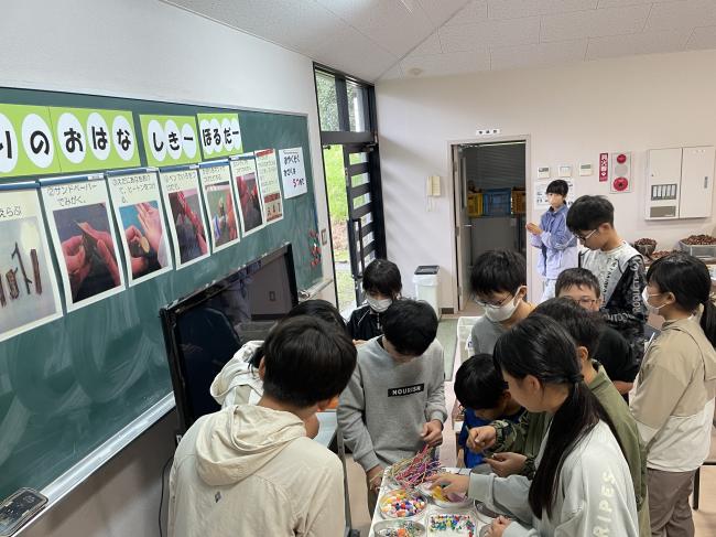 飾り付けに使う材料を真剣に選択中
