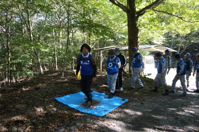 参加者も同様に外来種の種を湿原に持ち込まない様に、マットを踏んで立入ります