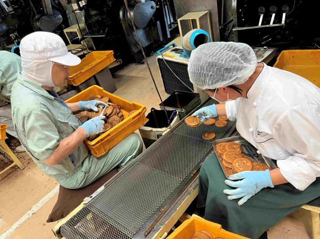 「キャリア教育の新しい実践」として、製菓工場での仕事を希望する高校生 が仕事体験をしました。