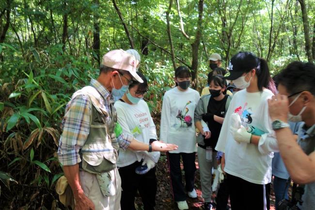 森の先生と一緒に森林観察。森の役割や生物多様性について学びました！