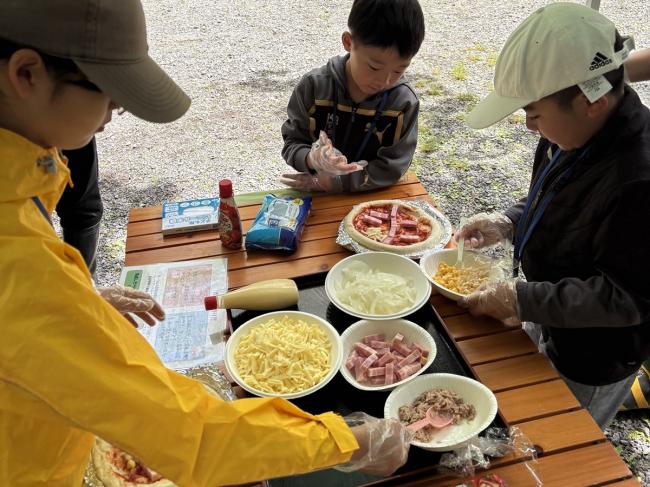 お昼にはピザトッピング体験(^o^)　　　　　　　　　　まずはベーコンかな～(^^)　