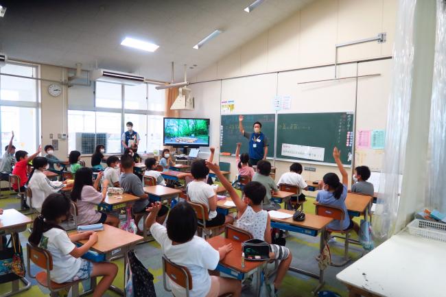 地球温暖化や森の役割について講義を受けます