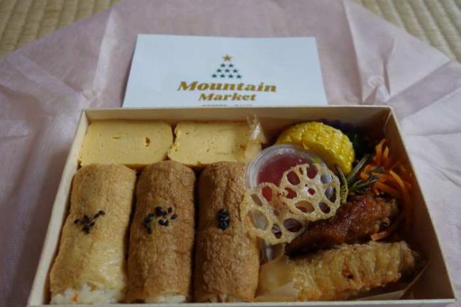 お弁当は、Moutain Marketさんの「山のお稲荷さん弁当」です