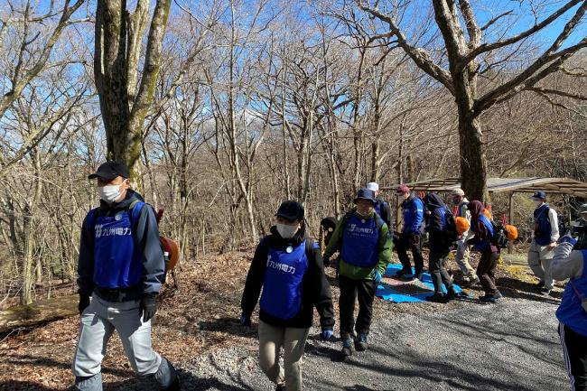 坊ガツル湿原に向かう前に靴の裏の泥（花の種等）を落とします