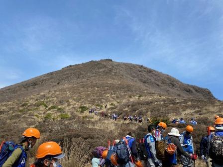 植生保護班の皆さまが平治岳南峰山頂を目指します