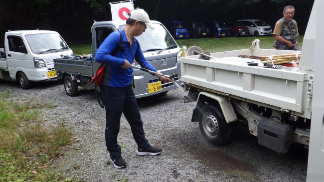 湿原に外来種の種を持ち込まない様に、車のタイヤ洗浄を念入りに行います