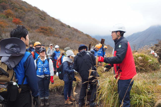 支障木伐採班は作業リーダーから説明を受け、作業開始！