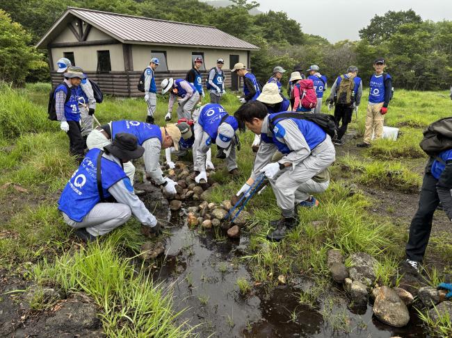 平治岳登山口付近の損傷個所に石を敷き詰めて整備しました