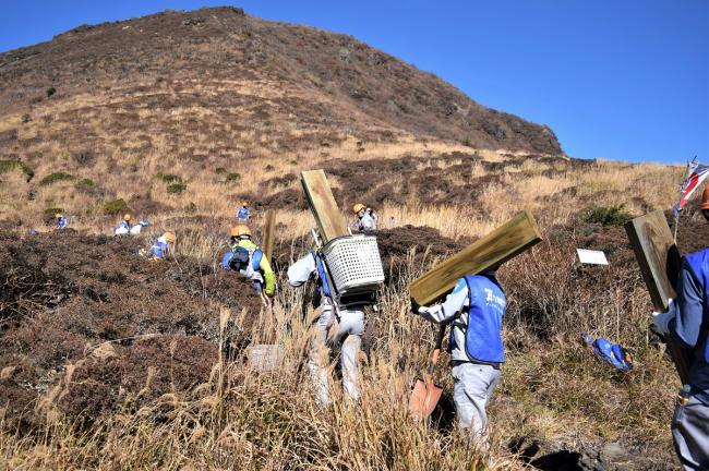 重い資機材を担いで登山！