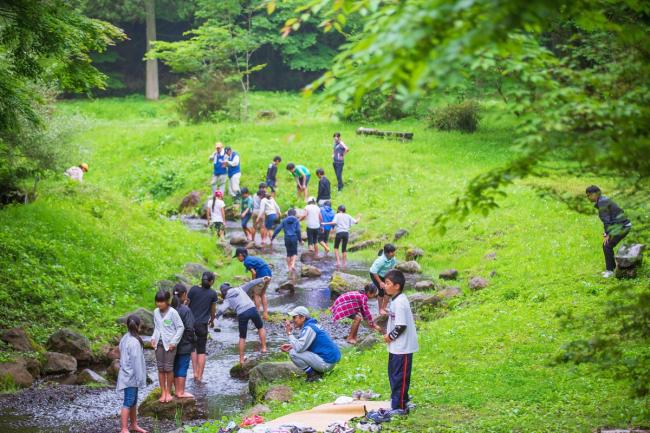 お昼休みに川遊び