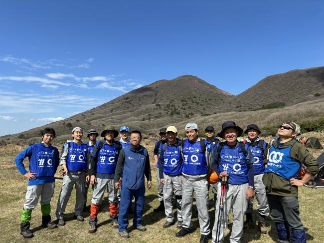 下山途中の平治岳をバックに写真撮影