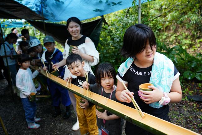 竹林整備後の流しそうめん体験の様子