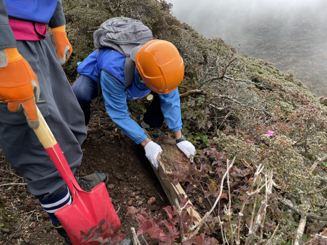 従来工法による水切り板の設置作業①
