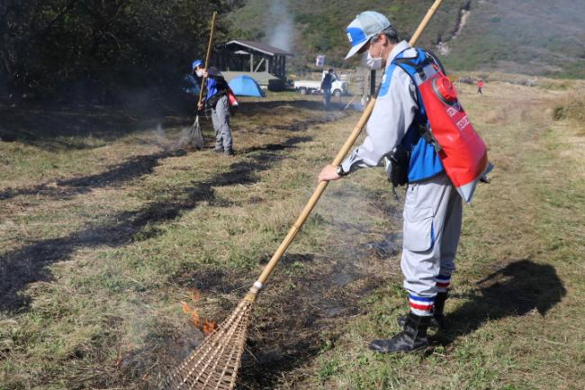 消火作業には火消し棒も使います