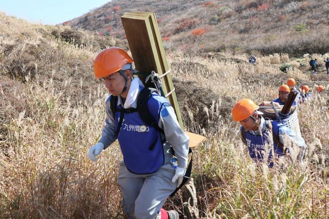 20～30㎏の重い資機材を担いで登山！