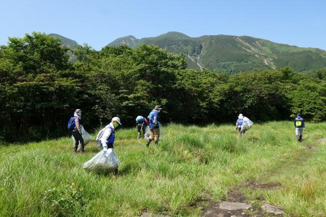 暑い中、マスクを着けての作業は大変です！