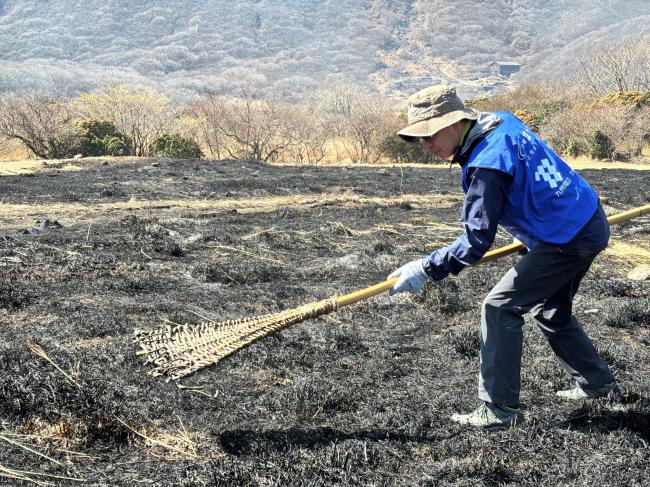 火消棒を使って慎重に消火