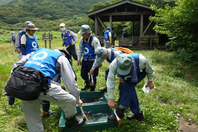 作業後は種が拡散しないよう長靴を洗浄します！