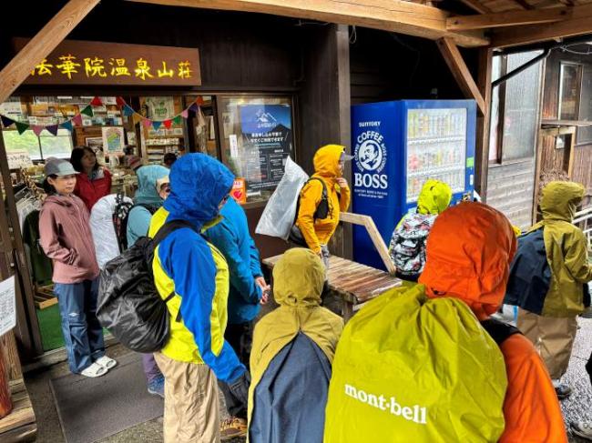 さぁ、いざ出発の時です！雨具の装着を念入りに