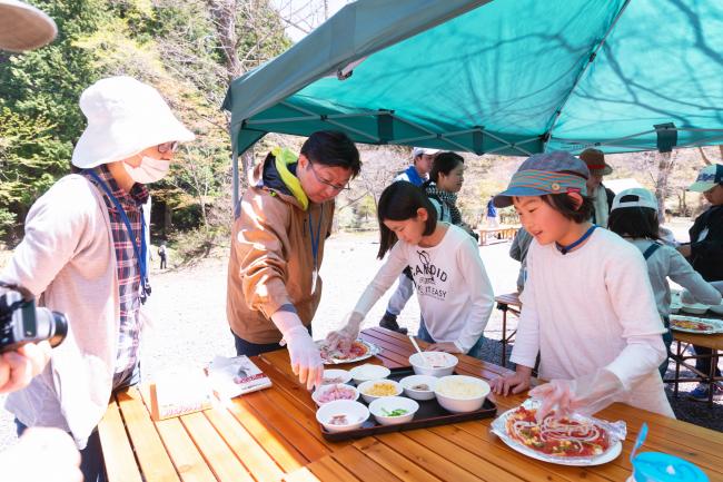 おやつには自分でトッピングした焼きたてのピザを食べよう！