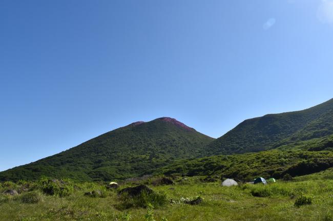 坊ガツルから見る平治岳。ちょっぴりピンク色が見えます