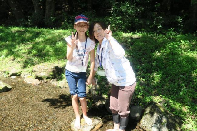 川の水は冷たくて気持ちいいよ♪