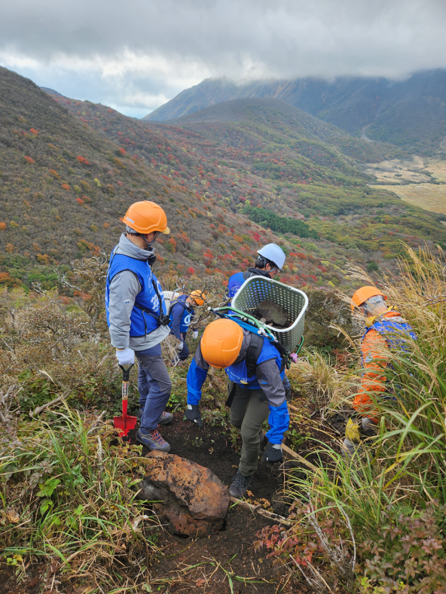 標高1,500ｍ～1,600ｍ付近の南側斜面での作業となります