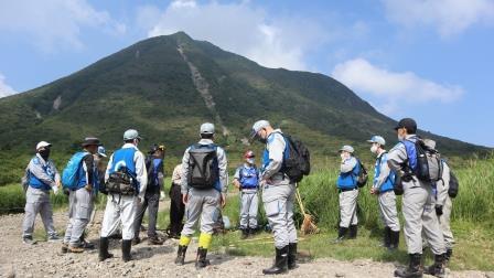 作業手順や安全管理についてリーダーから説明