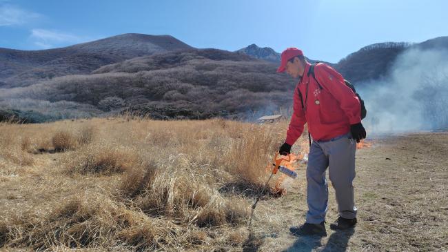 リーダーが風向きを見極めながら着火