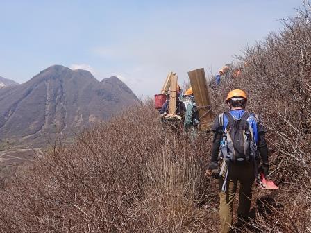 登山道整備班は、整備用の機材を背負って移動します