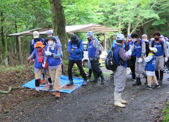 湿原に入る前には、マットを踏んで靴の裏についた種子を落とします！