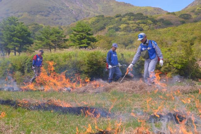 乾燥した場所では火が高く上がります！