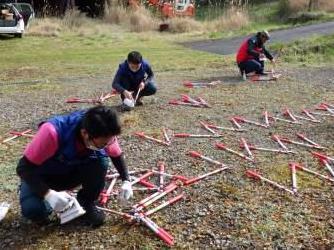 伐採作業で大活躍の太枝切ハサミを丁寧に磨いて次回活動に備えます