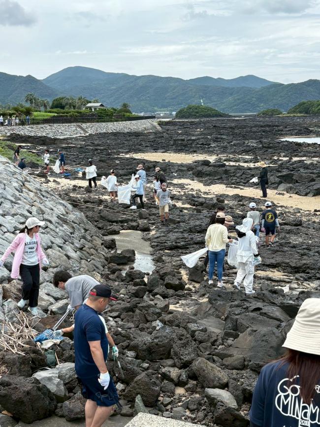 五島の海岸に流れ着いた、漂着ごみを清掃している様子