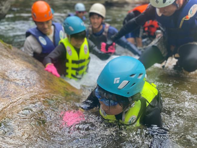 本当に自然の渓流の水は冷た~い