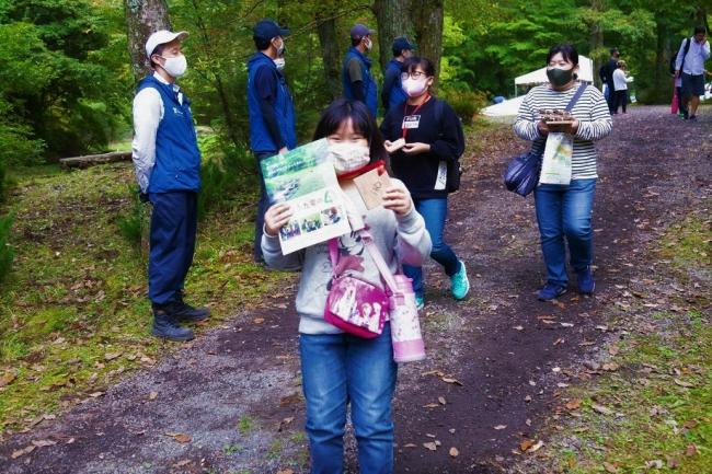 参加賞として、「木メダル」と「クリアファイル」をプレゼント！またくじゅう九電の森に来てくれることを楽しみにしています！